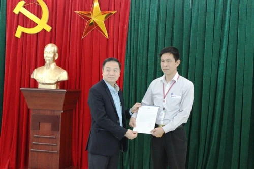 Nhân viên lái xe sân bay trả lại túi hành lý hơn nửa tỷ đồng