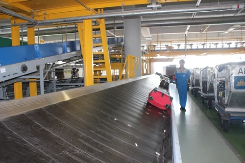 Tự ý mở cửa khu băng chuyền hành lý sân bay để... đón người nhà