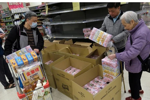 Người dân Hồng Kông đổ xô đi mua đồ tích trữ trước quy định cách ly mới