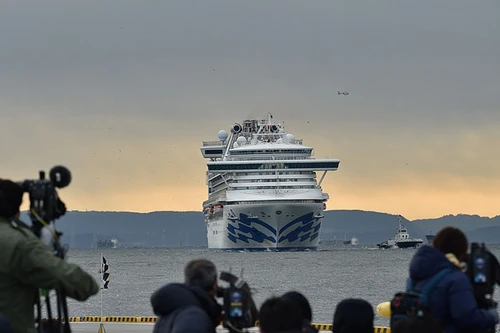 Đi tàu du lịch hạng sang nhưng "dính" virus corona, hành khách kêu "tù túng phát điên"