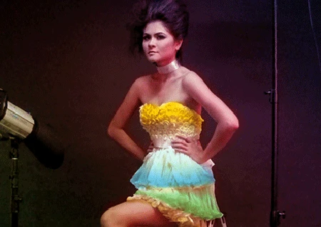 Chàng sinh viên "chế tạo" váy từ bao cao su phát sáng