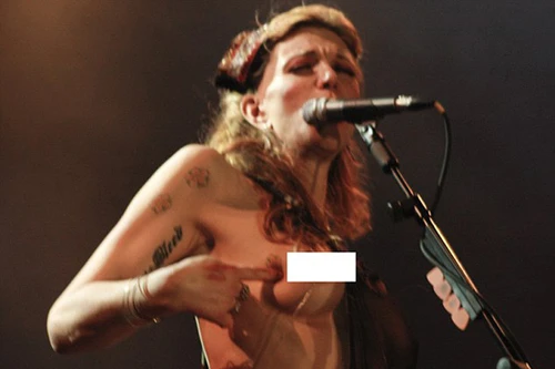 Courtney lột áo, khoe ngực trần ngay trên sân khấu