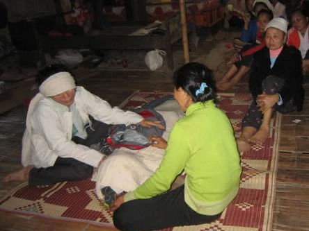 Tang thương bên dòng Tà Khốp sau vụ lật xe chở gỗ, 10 người chết