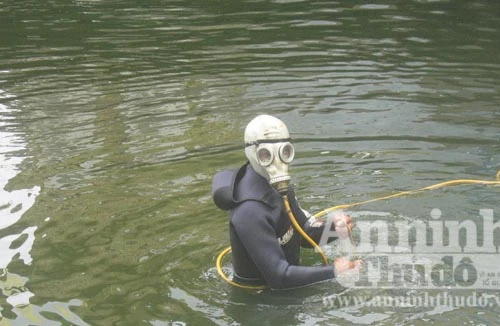 “Người nhái” tham gia tìm hung khí vụ án giết người