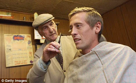 Crouch cắt tóc ủng hộ fan hâm mộ sau bạo động 