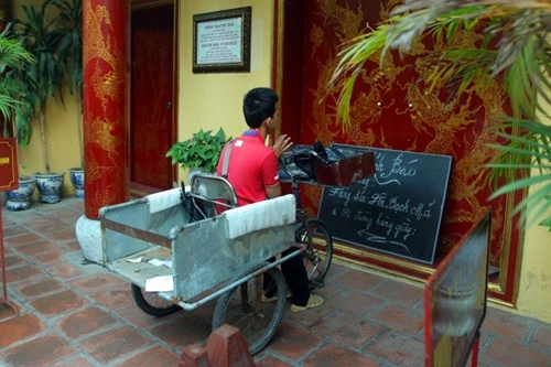 Sáng nào cậu bán báo dạo cũng cầu nguyện từ sớm