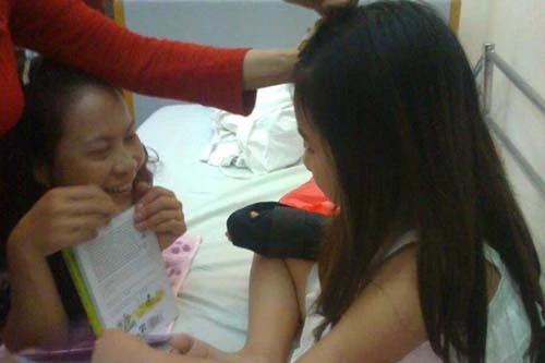 Cháu Bích trở lại Bệnh viện tháo nẹp đinh nối bàn tay