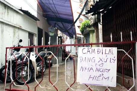 "Cấp cứu" 2 ngôi nhà nghiêng sắp đổ