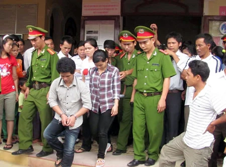 Vợ "lôi" chồng vào vòng tù tội