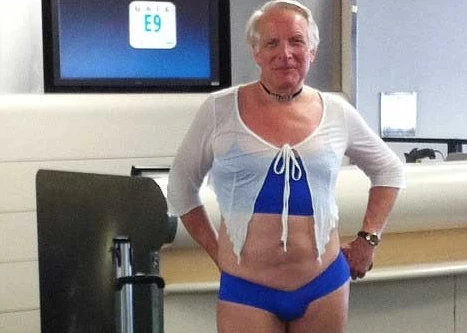 Mặc nội y, đi giày cao gót lên máy bay 