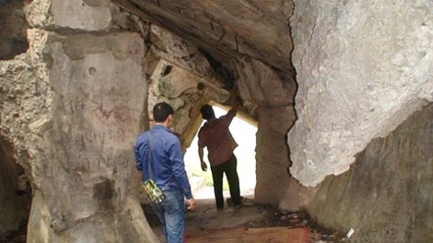 Lạo xạo xương người dưới mỗi bước chân