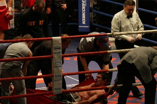 Dính đòn hiểm, võ sĩ quyền Anh chết thảm