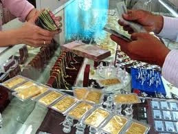 Mang rìu phá tủ kính cướp vàng giữa ban ngày