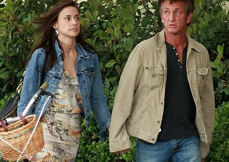 Dù 50 tuổi, Sean Peen vẫn "thay bồ như thay áo"