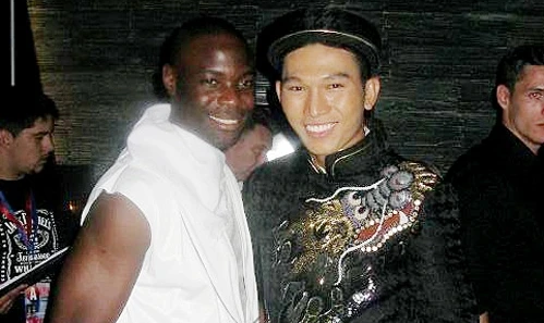 Ngọc Tình "giật" giải với khăn đống áo dài!