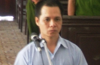 Cha già "theo con ra toà" trong vụ hiếp dâm trẻ em