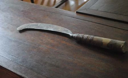 Cháu nói lớn và hỗn láo, cậu tặng... 3 nhát dao!