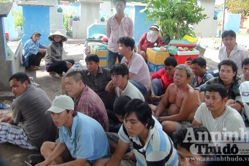 Đánh sập trường gà cực lớn trong nghĩa trang