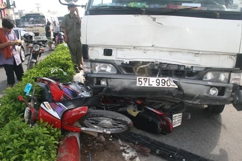 Xe tải tông hàng loạt xe máy giữa ngã tư