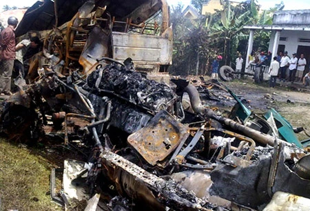 Kêu cứu tuyệt vọng, kinh hoàng từ xe khách bị đâm cháy