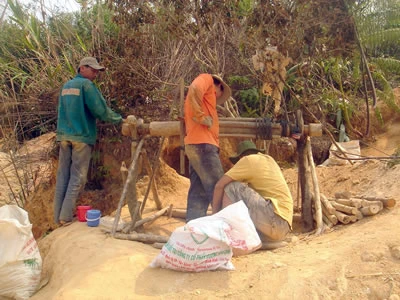 Tái diễn cảnh “cướp” quặng vàng ở mỏ Bồng Miêu
