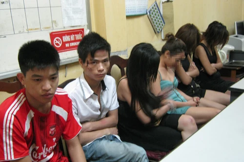 "Karaoke tay vịn" hết thời, "múa thoát y" lên ngôi