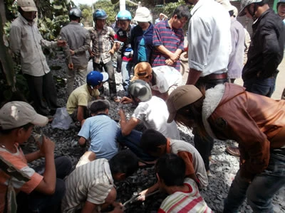 Bới tung đường phố để tìm... vàng!