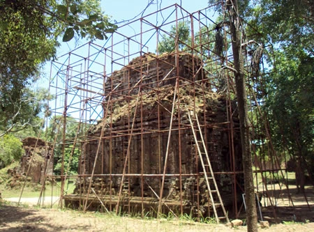 Tháp Mỹ Sơn đứng trước nguy cơ sụp đổ