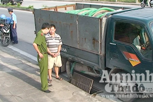 Bắt thủ phạm xả chất thải bể phốt ra môi trường