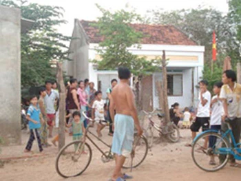 Lần theo tin đồn kẻ lạ mặt bắt cóc trẻ em