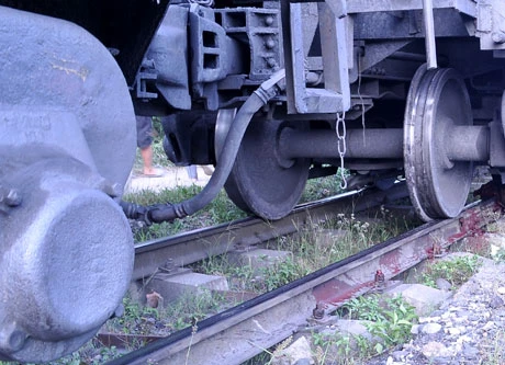 Băng qua đường tàu, một phụ nữ bị cán chết