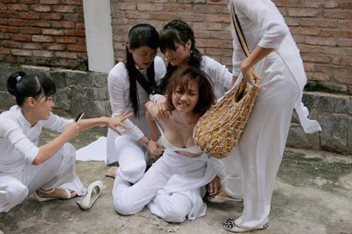 Giọt đắng sau những cảnh "nóng"