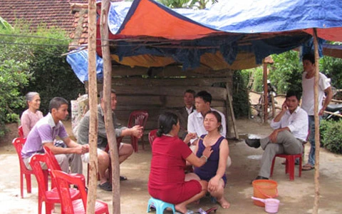 Quái dị kiểu nắn bóp ngực và... vùng kín để chữa bệnh!