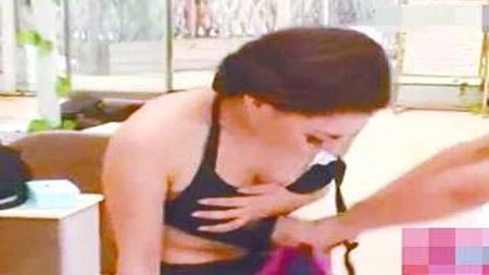 Giật bikini, làm nhục bạn gái giữa đám đông 