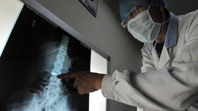 Được tặng dây chuyền vàng, nuốt luôn vào bụng