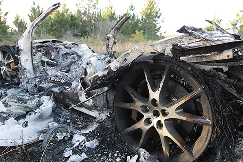 Siêu xe Ferrari trị giá 500.000 USD bị đem đốt bỏ