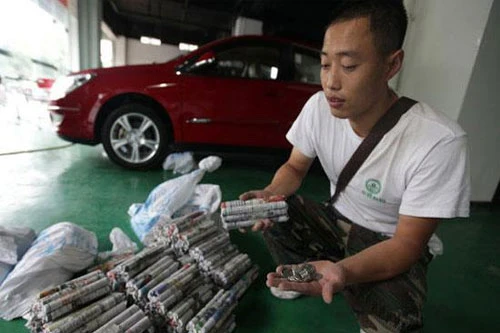 Chở 7 bao tải tiền xu… đi sắm xe hơi