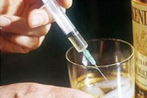 Dùng thuốc mê "hạ gục" bạn rồi cướp tài sản