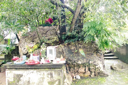 Kho báu dưới núi thiêng, chuyện hư và thực