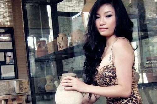 Sao Mai Thu Hường khoe dáng ngày hè