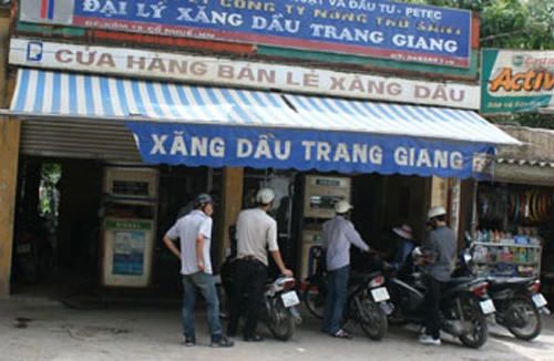 Phát hiện xăng A92 đục như sữa