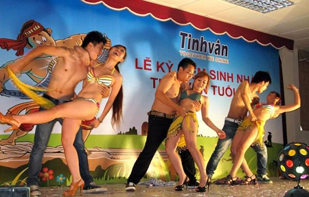 Xem vụ lột trơ đồ lót của Tinh Vân