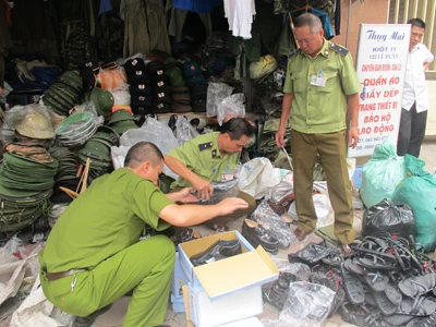 Tại mỗi cơ sở, lực lượng chức năng thu giữ được hàng chục bao tải hàng vi phạm