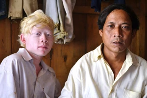 Bi hài chuyện "con thần nước tái sinh"