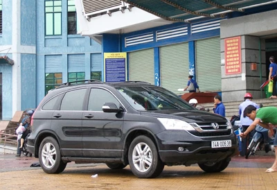 Bé 5 tuổi thoát chết dù bị ô tô cuốn vào gầm 