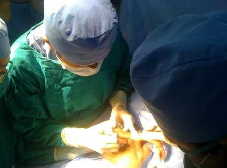 Phẫu thuật thành công cho cháu bé 4 tay