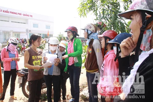 Hàng trăm công nhân may đình công