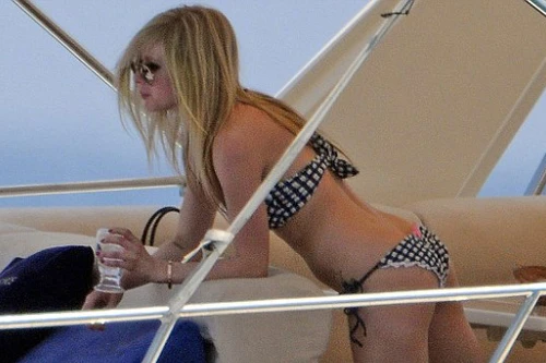 Nữ ca sỹ Avril Lavigne "cởi" trên du thuyền