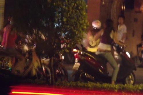 "Bướm đêm" ngã giá ngay trên phố