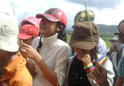 Khóc ngất vì nhìn bạn chết chìm mà không thể cứu